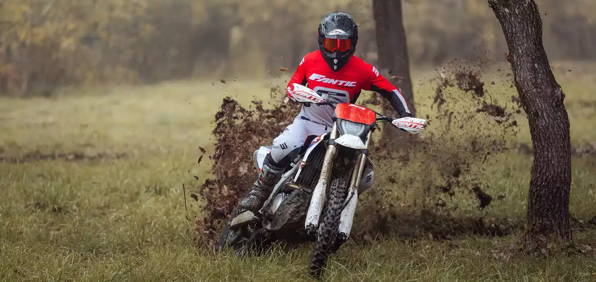 Fahrer auf der Fantic XEF 450 2026 Enduro fährt durch matschiges Gelände.