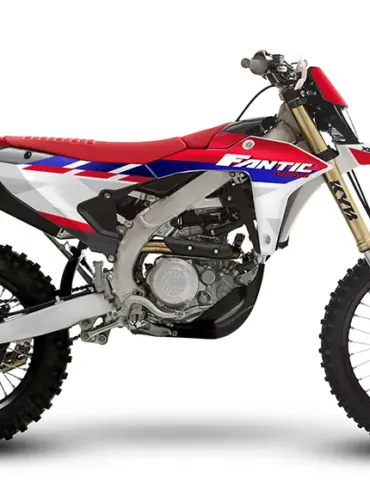 Fantic XEF 450 2026 Enduro-Motorrad, Seitenansicht mit roter, weißer und blauer Lackierung.