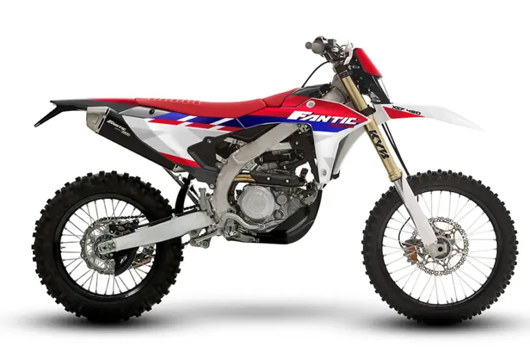 Fantic XEF 450 2026 Enduro-Motorrad, Seitenansicht mit roter, weißer und blauer Lackierung.