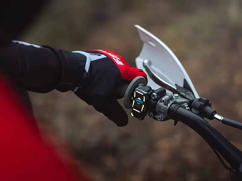 Nahaufnahme eines Fahrers mit Handschuh am Lenker der Fantic XEF 450 2026 mit sichtbarem Multifunktionsschalter