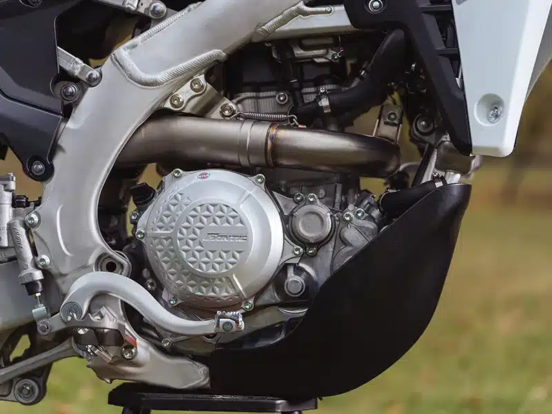 Detailansicht des Motors der Fantic XEF 450 2026 mit Aluminiumrahmen und ARROW-Abgasanlage