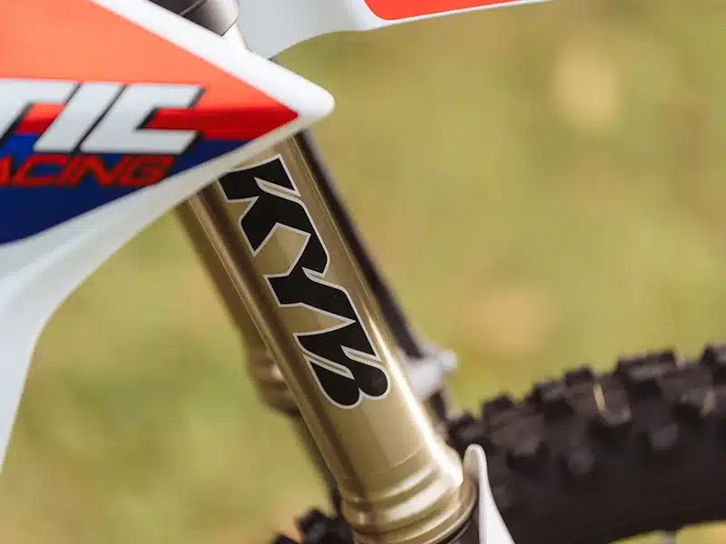 Nahaufnahme der hochwertigen KYB-SSS-Federgabel an der Fantic XEF 450 2026 mit aufgeprägtem KYB-Schriftzug.