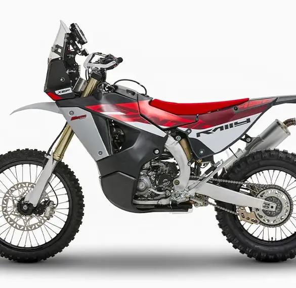 Fantic XEF Rally 2025 Rallye-Motorrad, Seitenansicht auf weißem Hintergrund.