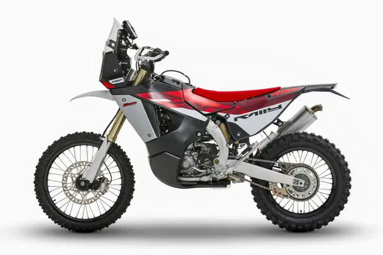 Fantic XEF Rally 2025 Rallye-Motorrad, Seitenansicht auf weißem Hintergrund.