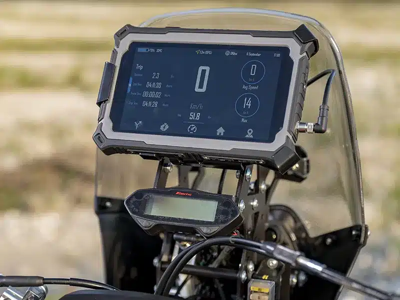 Robuster 7-Zoll-RallyScreen mit Digitalanzeige im Cockpit der Fantic XEF Rally 2025