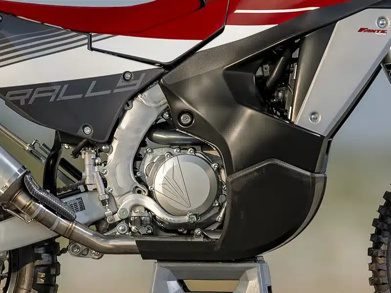 Detailfoto des Motors und Aluminiumrahmens der Fantic XEF Rally 2025 in Nahaufnahme.