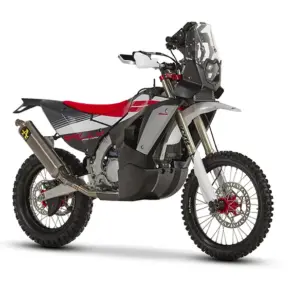 Fantic XEF Rally Factory als vollausgestattete Rally-Enduro, Seitenansicht auf weißem Hintergrund