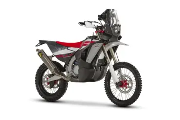 Fantic XEF Rally Factory als vollausgestattete Rally-Enduro, Seitenansicht auf weißem Hintergrund