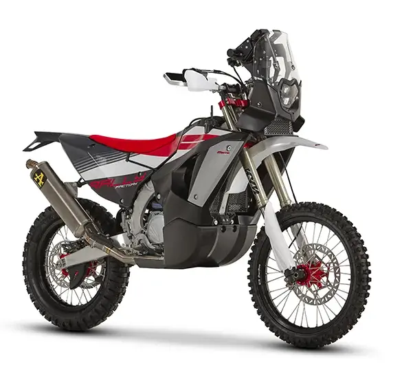 Fantic XEF Rally Factory als vollausgestattete Rally-Enduro, Seitenansicht auf weißem Hintergrund