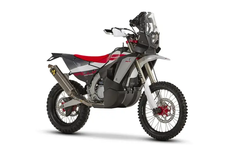 Fantic XEF Rally Factory als vollausgestattete Rally-Enduro, Seitenansicht auf weißem Hintergrund