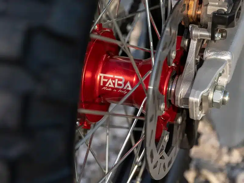 CNC-gefräste rote Hinterradnabe von Faba mit Bremsscheibe an der Fantic XEF Rally Factory