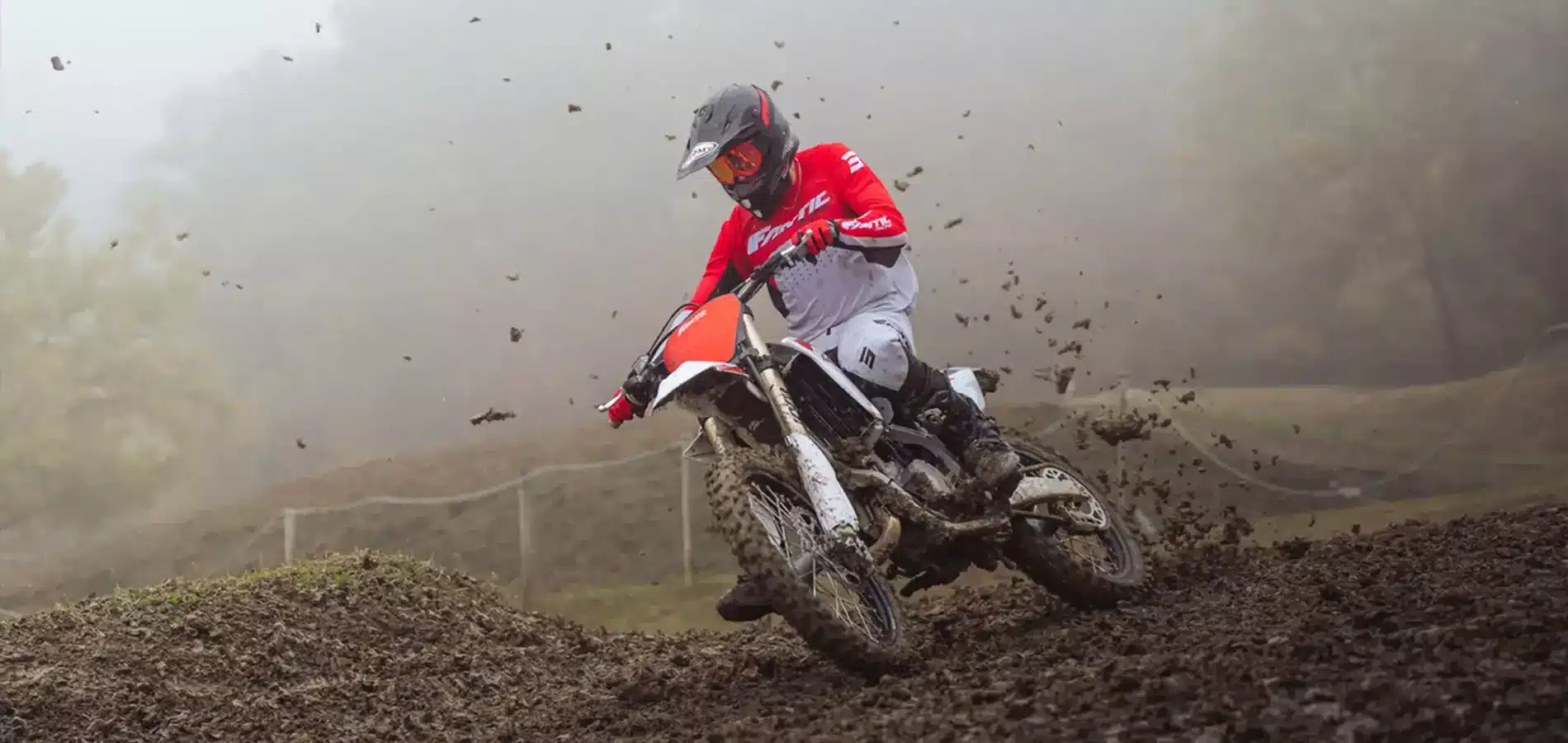 Fantic XX 125 2026 Motocross-Motorrad in Aktion auf schlammigem Untergrund