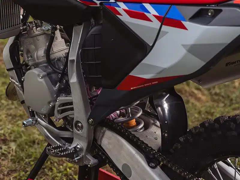 Motordetail und Rahmen der Fantic XX 125 2026 Zweitakt-Motocrossmaschine