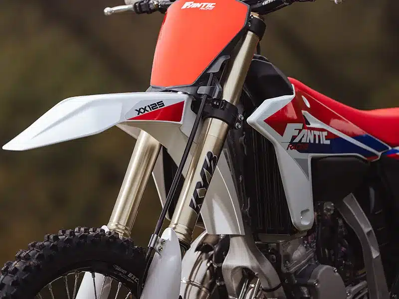 Nahaufnahme der Fantic XX 125 (Modelljahr 2026) mit Kayaba-Vorderradgabel und markanter Frontverkleidung.