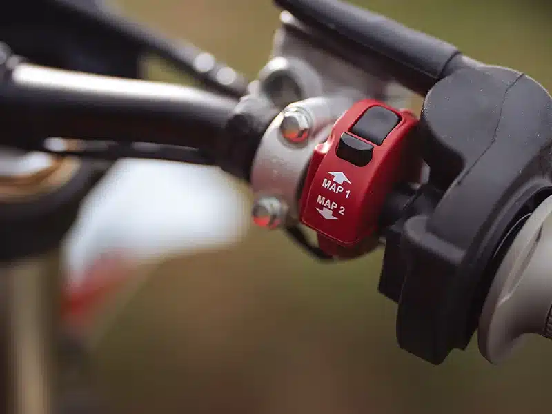 Schalter am Lenker der Fantic XX 125 2026 zur Auswahl von Soft- und Hard-Map für das Motormanagement.
