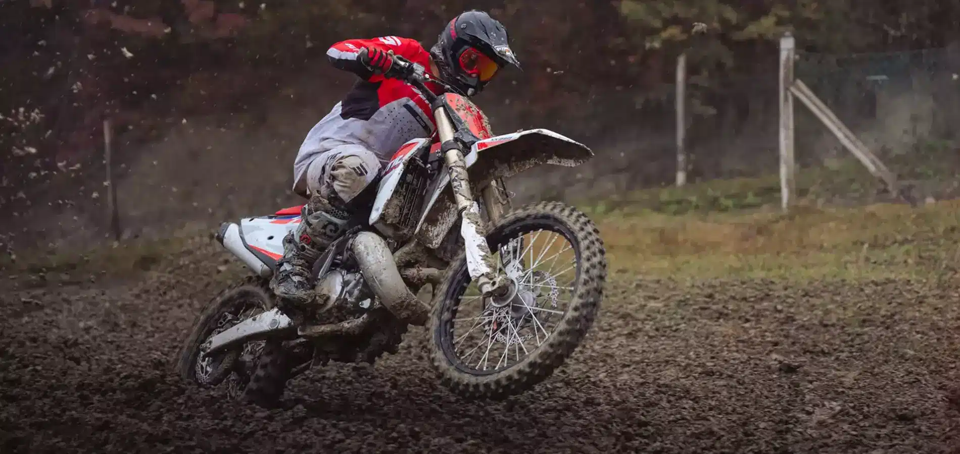 Motocross-Motorrad Fantic XX 250 fährt durch einen matschigen Parcours