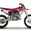 Fantic XX 250 2026 Motocross-Motorrad mit Aluminiumrahmen, Kayaba-Fahrwerk und markantem Rot-Weiß-Blau-Design.