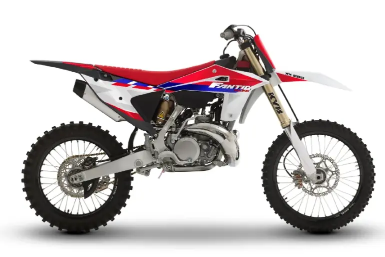Fantic XX 250 2026 Motocross-Motorrad mit Aluminiumrahmen, Kayaba-Fahrwerk und markantem Rot-Weiß-Blau-Design.