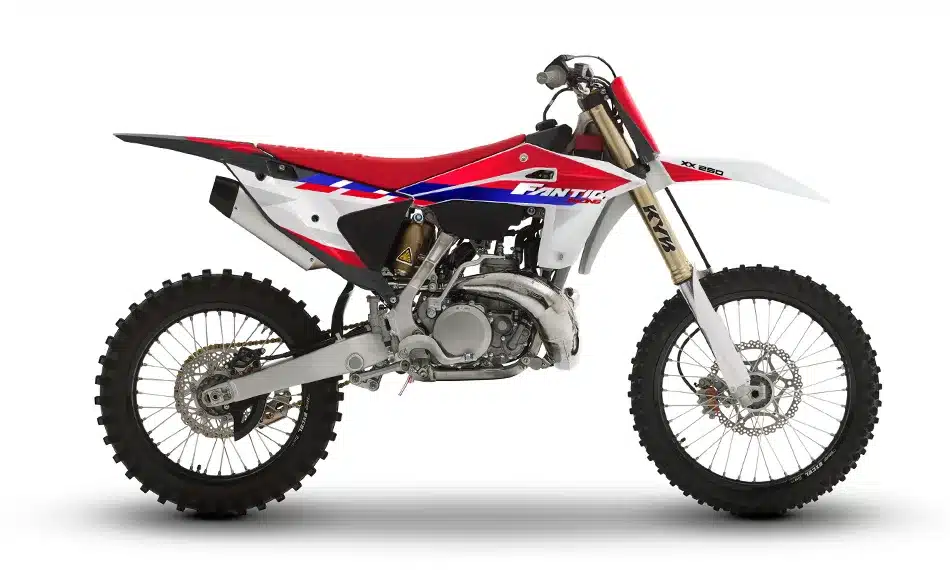 Fantic XX 250 2026 Motocross-Motorrad mit Aluminiumrahmen, Kayaba-Fahrwerk und markantem Rot-Weiß-Blau-Design.