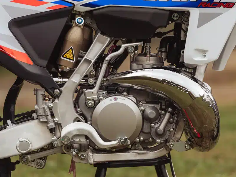 Motorbereich und Rahmen der Fantic XX 250 Zweitakt Motocross 2026 aus der Nähe fotografiert.