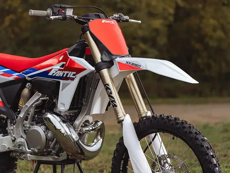 Fantic XX 250 Zweitakt-Motocross-Motorrad, Modell 2026, Seitenansicht im Gelände