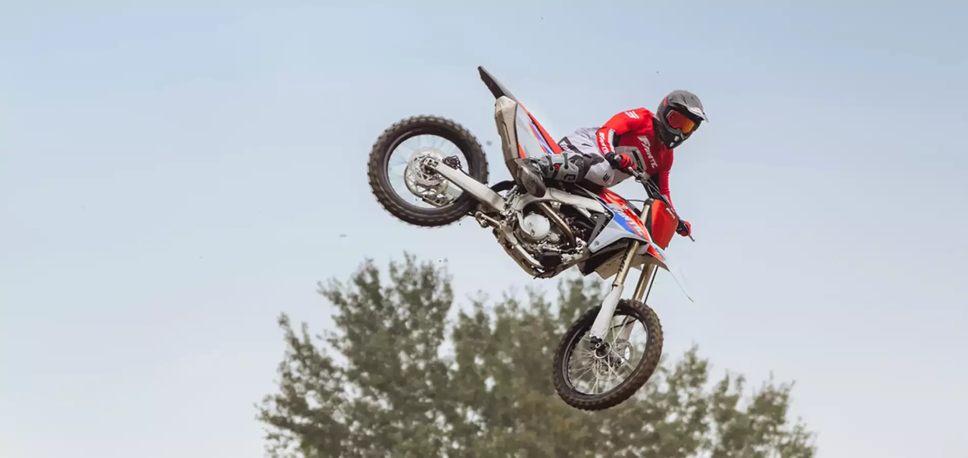 Motocross-Motorrad Fantic XXF 250 Modelljahr 2026 beim Sprung auf einer Rennstrecke