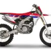 Seitenansicht der Fantic XXF 250 2026 Motocross-Maschine mit rotem, blauem und chromfarbenem Dekor.