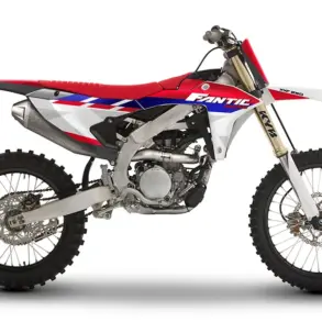 Seitenansicht der Fantic XXF 250 2026 Motocross-Maschine mit rotem, blauem und chromfarbenem Dekor.