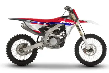 Seitenansicht der Fantic XXF 250 2026 Motocross-Maschine mit rotem, blauem und chromfarbenem Dekor.