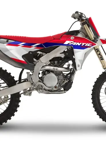 Seitenansicht der Fantic XXF 250 2026 Motocross-Maschine mit rotem, blauem und chromfarbenem Dekor.