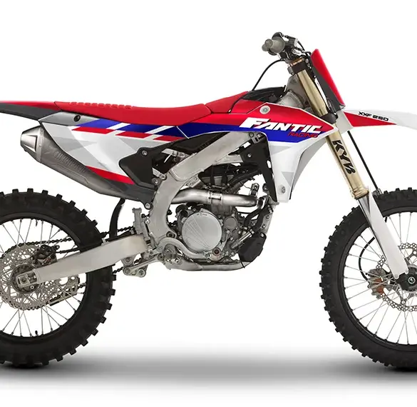 Seitenansicht der Fantic XXF 250 2026 Motocross-Maschine mit rotem, blauem und chromfarbenem Dekor.