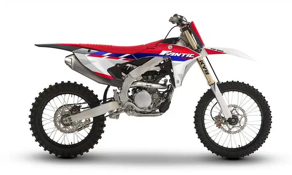 Seitenansicht der Fantic XXF 250 2026 Motocross-Maschine mit rotem, blauem und chromfarbenem Dekor.