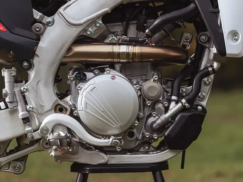 Motor und Aluminiumrahmen der Fantic XXF 250 2026 aus nächster Nähe