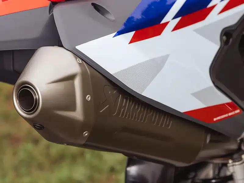 Akrapovic-Titanschalldämpfer an einer Fantic XXF 250 2026 Motocross-Maschine