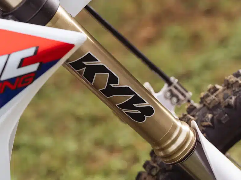 Nahaufnahme der KYB-Vorderradgabel an der Fantic XXF 250 2026 im Gelände.