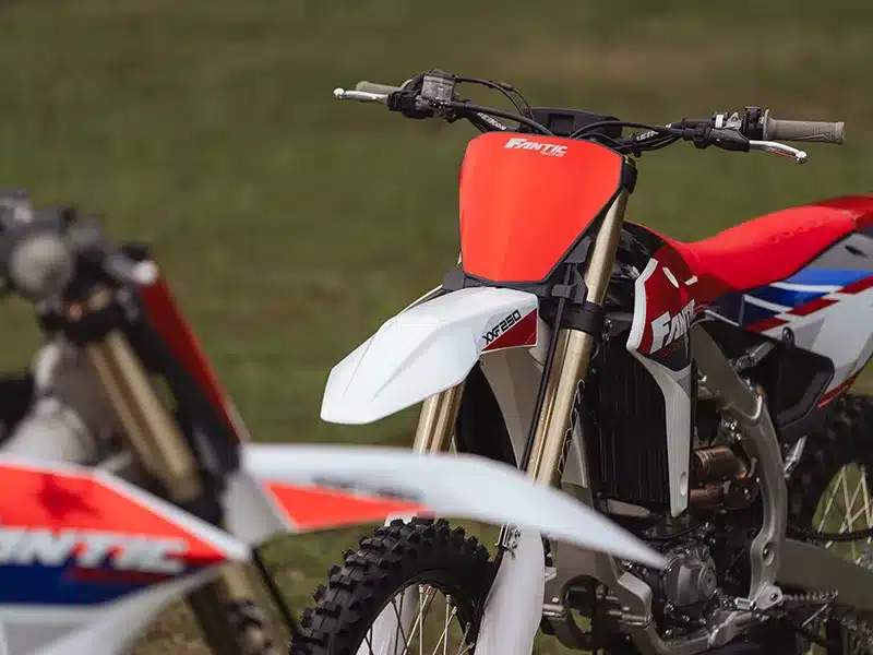 Fantic XXF 250 2026 Motocross-Motorrad in Seitenansicht auf einer Wiese