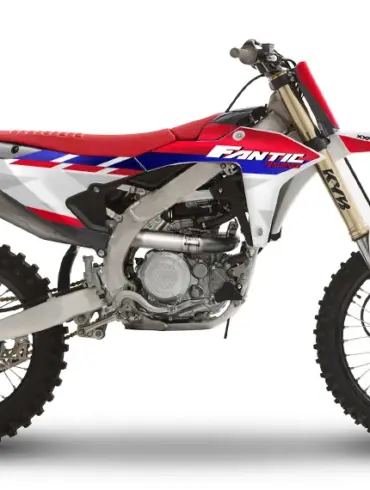 Motocross-Motorrad Fantic XXF 450 MY26 in Seitenansicht mit rotem, blauem und weißem Dekor.