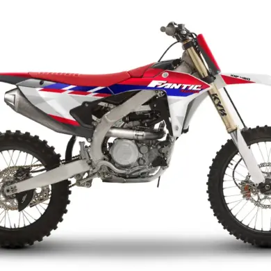 Motocross-Motorrad Fantic XXF 450 MY26 in Seitenansicht mit rotem, blauem und weißem Dekor.