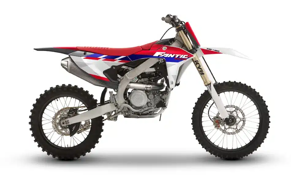 Motocross-Motorrad Fantic XXF 450 MY26 in Seitenansicht mit rotem, blauem und weißem Dekor.