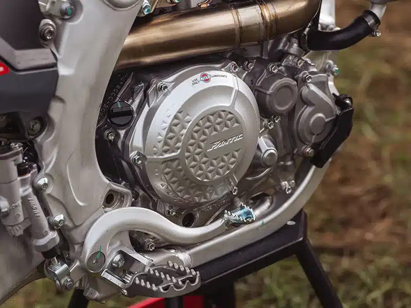 Nahaufnahme des Motors der Fantic XXF 450 MY26 mit sichtbarem Motorgehäuse und Abgasanlage