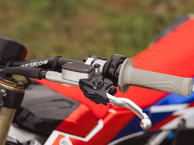 Nahaufnahme der Hydraulikkupplung und des Lenkers der Fantic XXF 450 MY26