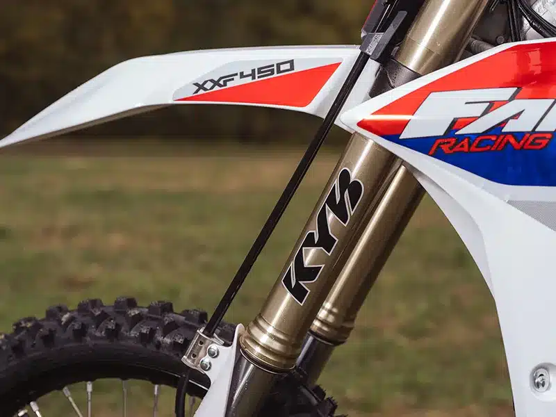 Nahaufnahme der KYB-Upside-Down-Gabel an der Fantic XXF 450 MY26 mit XXF450-Schriftzug