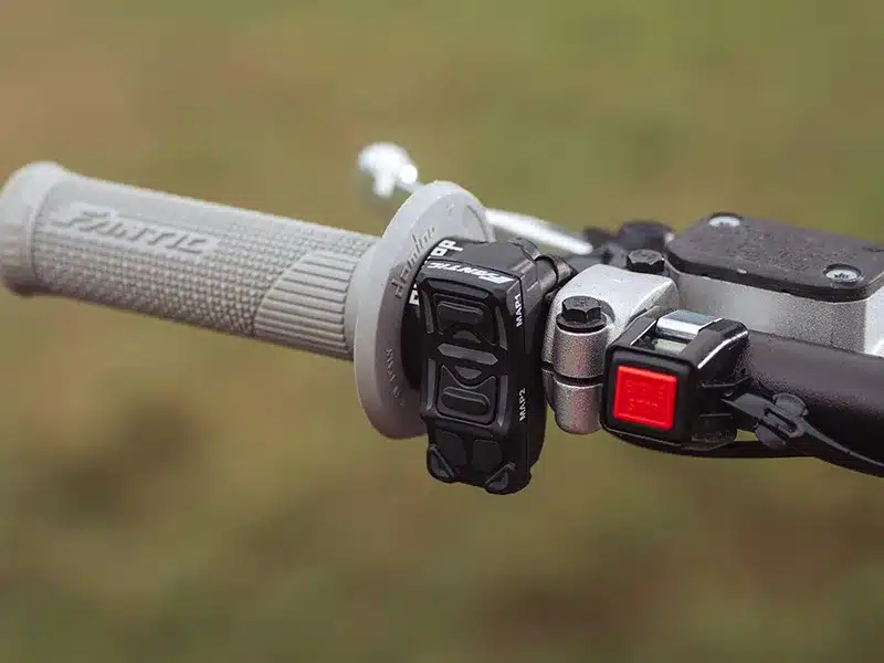 Lenkerschalter mit Mapping-Einstellung, Traktionskontrolle und Launch Control an der Fantic XXF 450 MY26