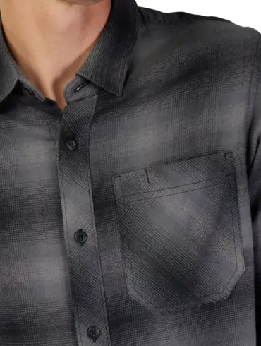 Detailfoto eines schwarzen Flanellhemds von Fox Racing mit Brusttasche