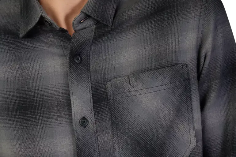 Detailfoto eines schwarzen Flanellhemds von Fox Racing mit Brusttasche