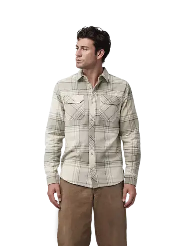 Beiges Flanellhemd Traildust aus Baumwoll-Twill mit Brusttaschen, frontal getragen von einem Mann.
