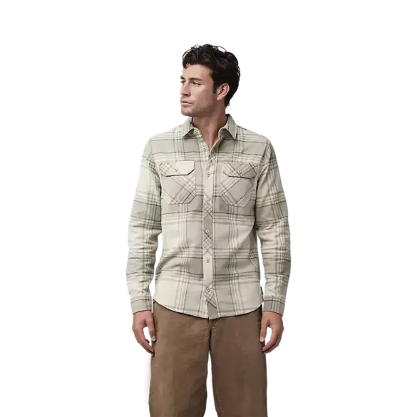 Beiges Flanellhemd Traildust aus Baumwoll-Twill mit Brusttaschen, frontal getragen von einem Mann.