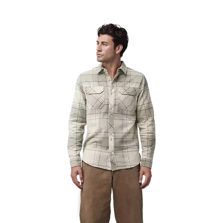 Beiges Flanellhemd Traildust aus Baumwoll-Twill mit Brusttaschen, frontal getragen von einem Mann.
