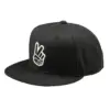 Schwarze Flat Bill Snapback Kappe mit aufgesticktem weißen Peace-Zeichen auf der Frontansicht.