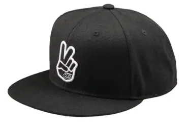 Schwarze Flat Bill Snapback Kappe mit aufgesticktem weißen Peace-Zeichen auf der Frontansicht.